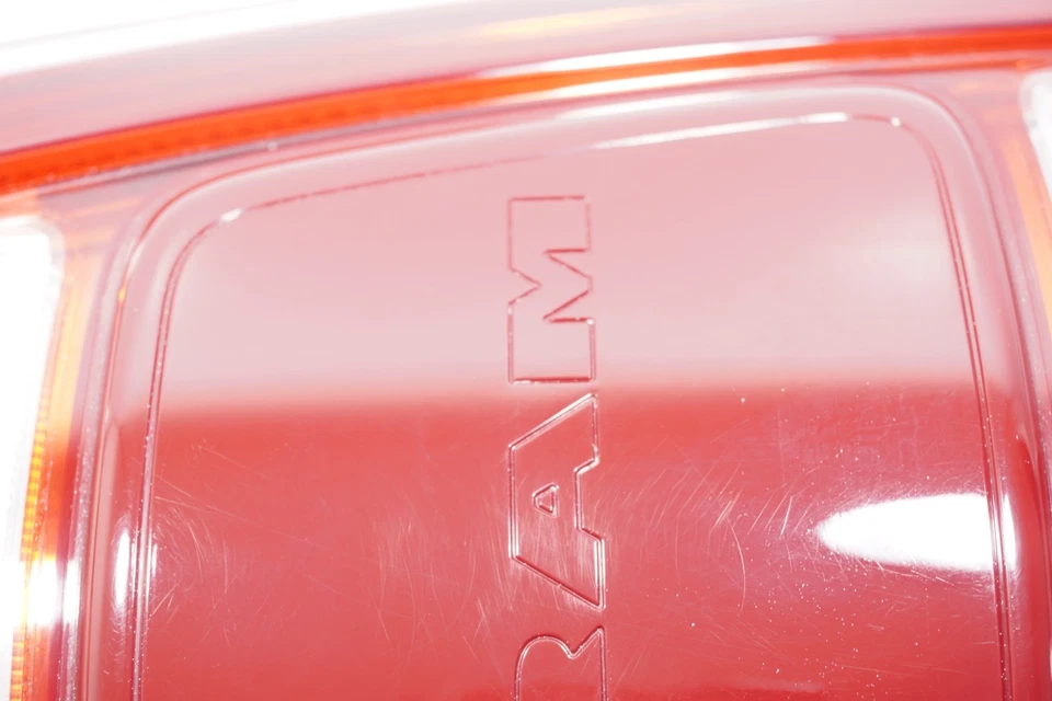 20-23 RAM 2500 3500 RH LUZ TRASERA LADO PASAJERO DERECHO PUNTO CIEGO SIN MÓDULO Foto 4 de 4