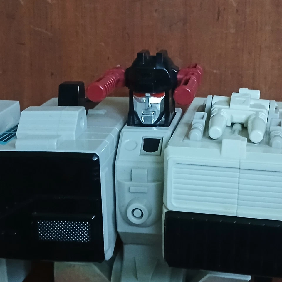 1985 G1 TRANSFORMERS METROPOLIS (80% COMPLETE) W/ SIXGUN G1 IUC - Image 2 of 4