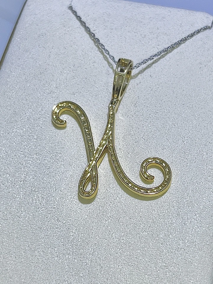 Colgante con inicial “N” de diamantes pavé en oro amarillo Foto 3 de 3