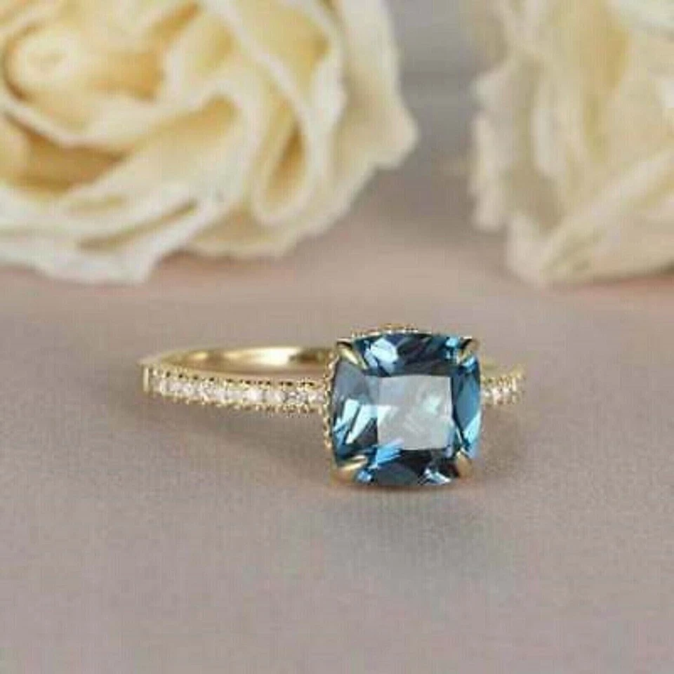 Alianza de boda de topacio azul Londres simulada con cojín de 2 quilates enchapada en oro amarillo de 14 quilates Foto 4 de 4