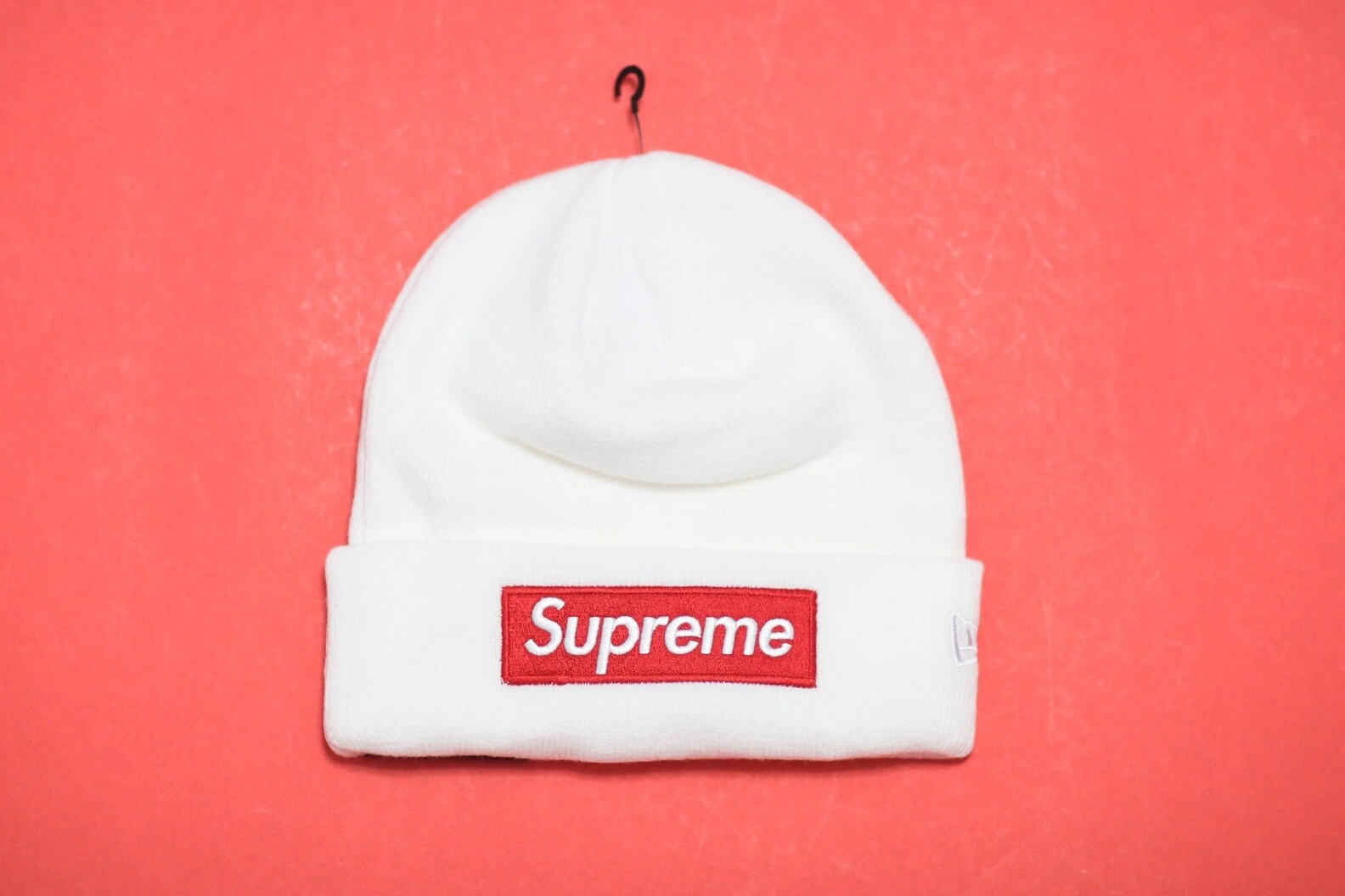 Boîte Supreme x New Era logo beanie blanche FW21