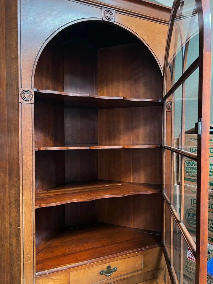 Угловой шкаф Statton в стиле чиппендейл из вишни - Изображение 3 из 4