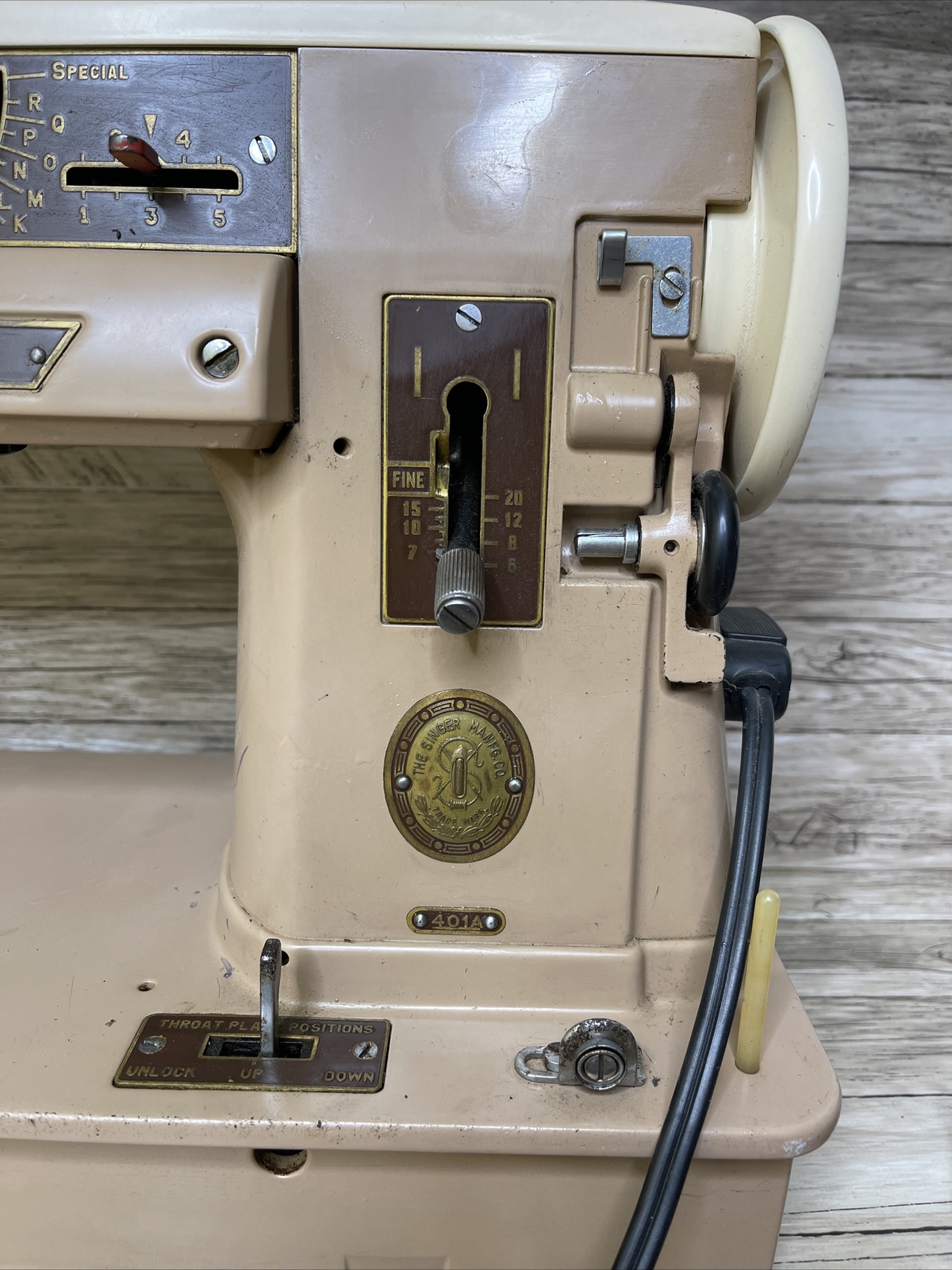 Vintage Singer Model 401a Slantomatic Sewing Machine w/ Foot Pedal