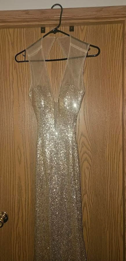 RSVP by Alan Evans Vestido de Novia Talla 6 Largo Bodycon Lentejuelas Doradas Baile de graduación Foto 3 de 4