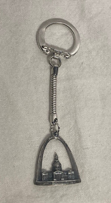 Vntg - St. Louis -  Gateway Arch Metal Souvenir Round Key Ring keychain. 1'' W