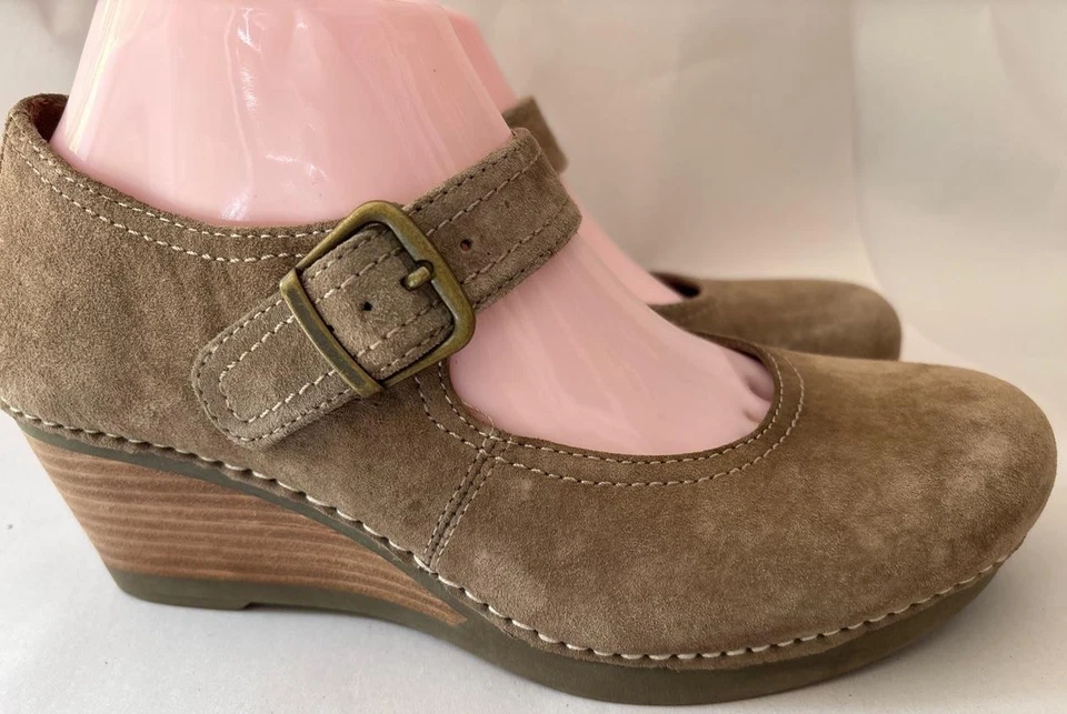 Zapato de cuña DANSKO "Sandra" Mary Jane Comfort gamuza topo talla 39 EE. UU. 8,5-9 Foto 2 de 4
