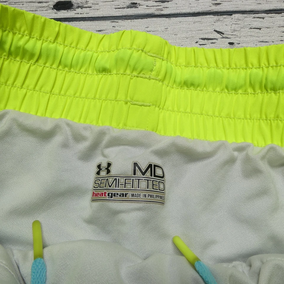 Bermuda de corrida Under Armour HeatGear média semi ajustada forrada academia atlética - Imagem 2 de 4