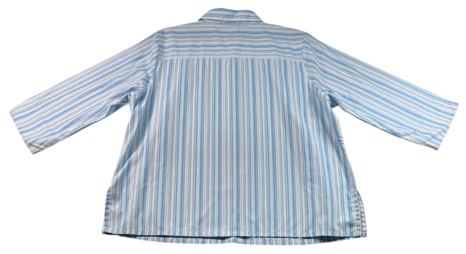 Camisa feminina Studio Works com botões plus size 1X listrada azul manga 3/4 - Imagem 2 de 4