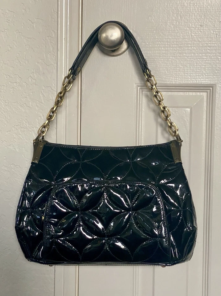 Bolso de hombro Eric Javits acolchado con diamantes charol negro. Foto 4 de 4