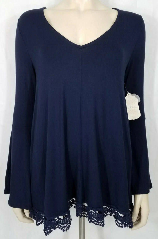 NUEVO CON ETIQUETAS Altar'd State Azul Manga Larga Crochet Encaje Dobladillo Camiseta Blusa Damas Pequeña