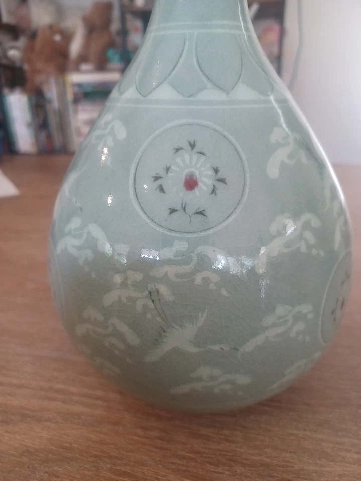 Jarrón Yuhuchun antiguo de porcelana Celadon arte grúas coreanas con incrustaciones del siglo XIX Foto 4 de 4