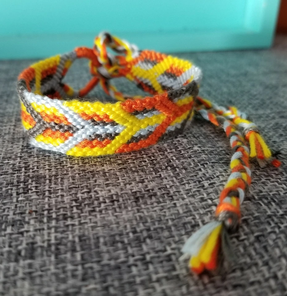 Hermosa pulsera macramé corbata gris/blanco/amarillo/naranja.  Foto 3 de 4