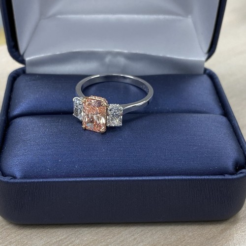 Bague de fiançailles 3 pierres IGI rose vif taille rayonnante diamant cultivé en laboratoire 14 carats 2,40 ctw - Photo 6 sur 11