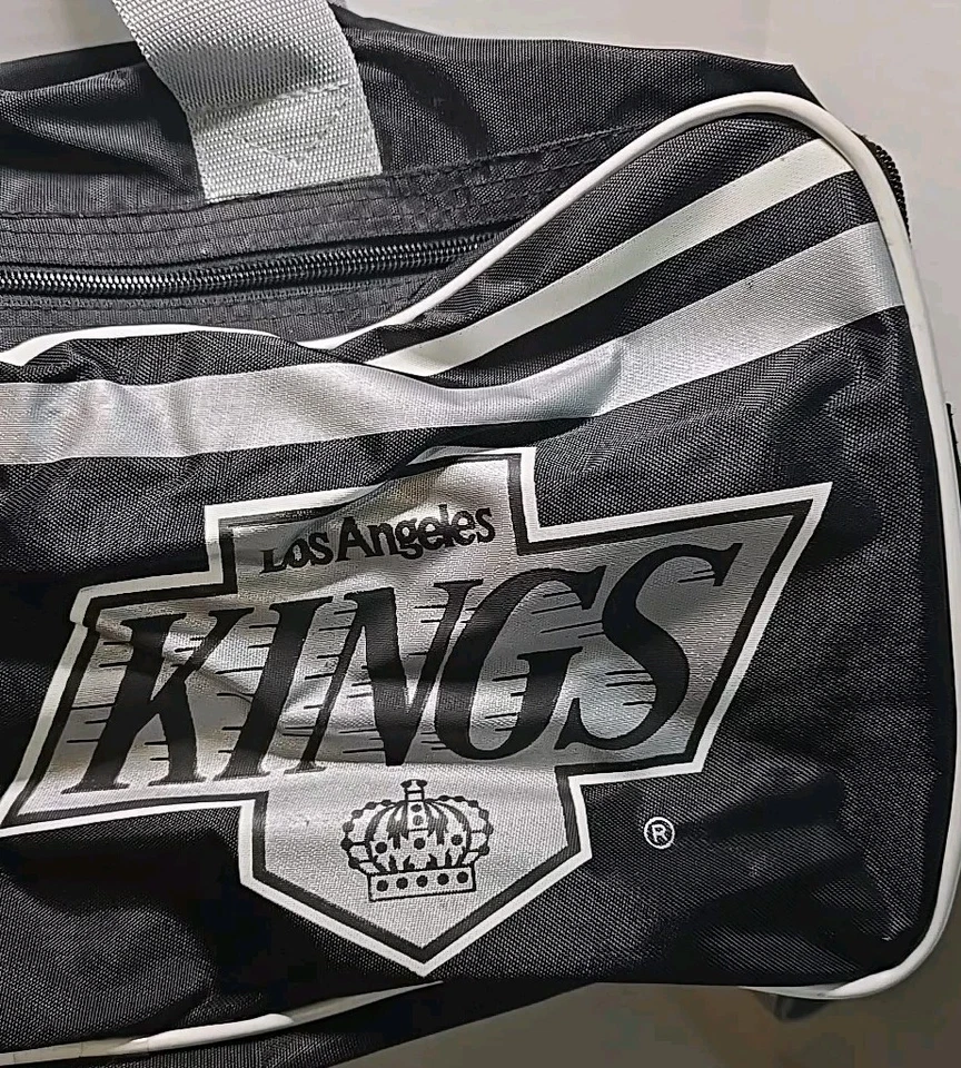 BOLSO DE LONA GRANDE DE COLECCIÓN AÑOS 90 LA KINGS NHL OFICIAL NASCO USADO EN EXCELENTE ESTADO HOCKEY NEGRO GIMNASIO ¡RARO!! Foto 2 de 4