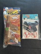 2 VINTAGE SPACE GUNS TOY PILOT JET RAY GUN VARIANT GOLDEN NEW OLD STOCK