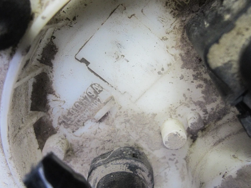 2008-2010 PORSCHE CAYENNE 957 RIGHT & LEFT SIDE FUEL GAS PRESSURE PUMP ASSEMBLY - Image 3 of 4