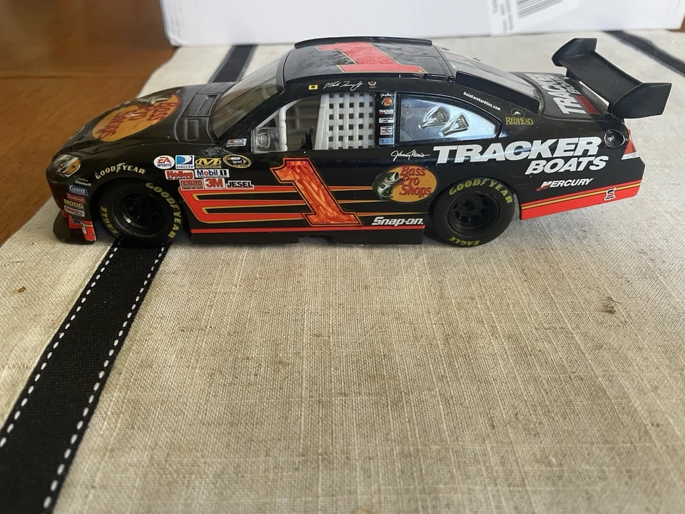 Barcos rastreadores Martin Truex Jr #1 Bass Pro Shops Chevrolet Monte Carlo Foto 3 de 4