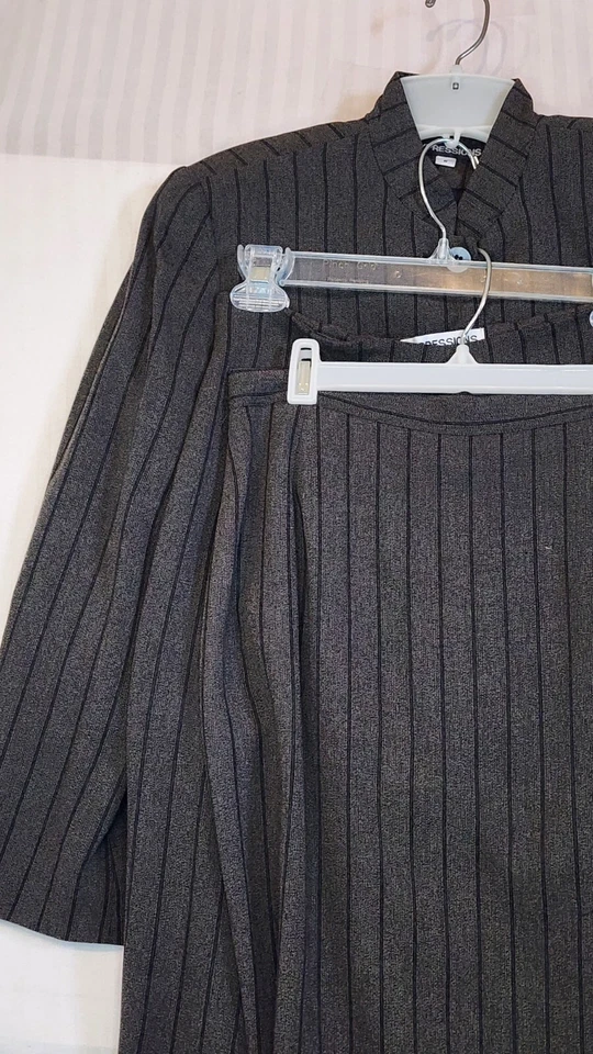 Traje de mujer Expressions de 3 piezas chaqueta, falda y pantalón gris oscuro a rayas Foto 2 de 4