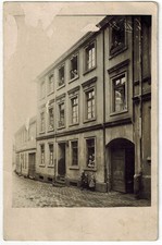 Photo house facade with residents downtown hi...