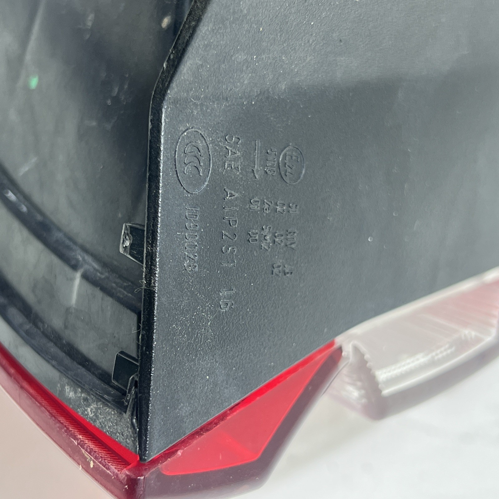 2017-2020 Maserati Levante Outer Tail Light Right Passenger SEE PICTURES DAMAGE