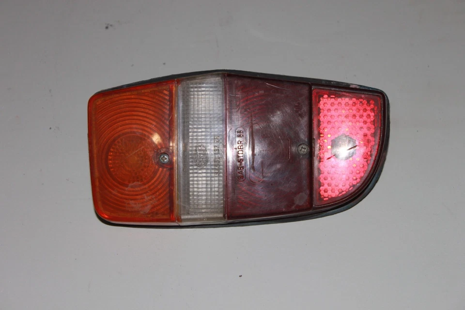 Conjunto de luces traseras Hella del lado del conductor OEM 1967-1972 Volvo 140, 142, 144 LH Foto 3 de 4