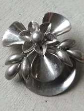 Vintage  Sliver-tone metal floral flower pin Brooch or pendant  1.75"
