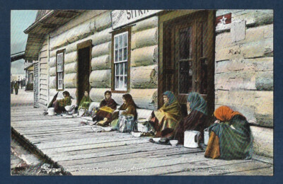 ANFANG 20. JAHRHUNDERT USA POSTKARTE - SQUAWS VERKAUFEN LACHSBEEREN, SITKA, ALASKA.