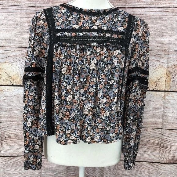 Blusa American Eagle negra con ribete floral de encaje manga larga abierta atada trasera talla S