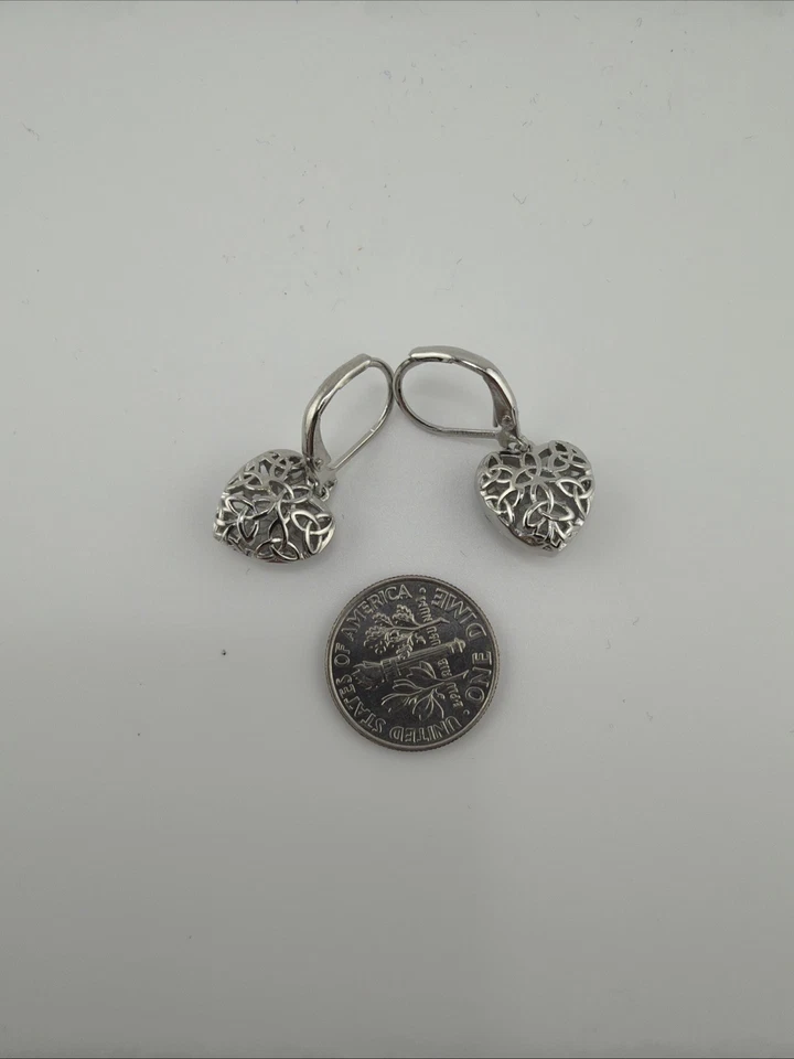 Pendientes de corazón de 0,5 pulgadas en tono plata con anudado celta Foto 4 de 4