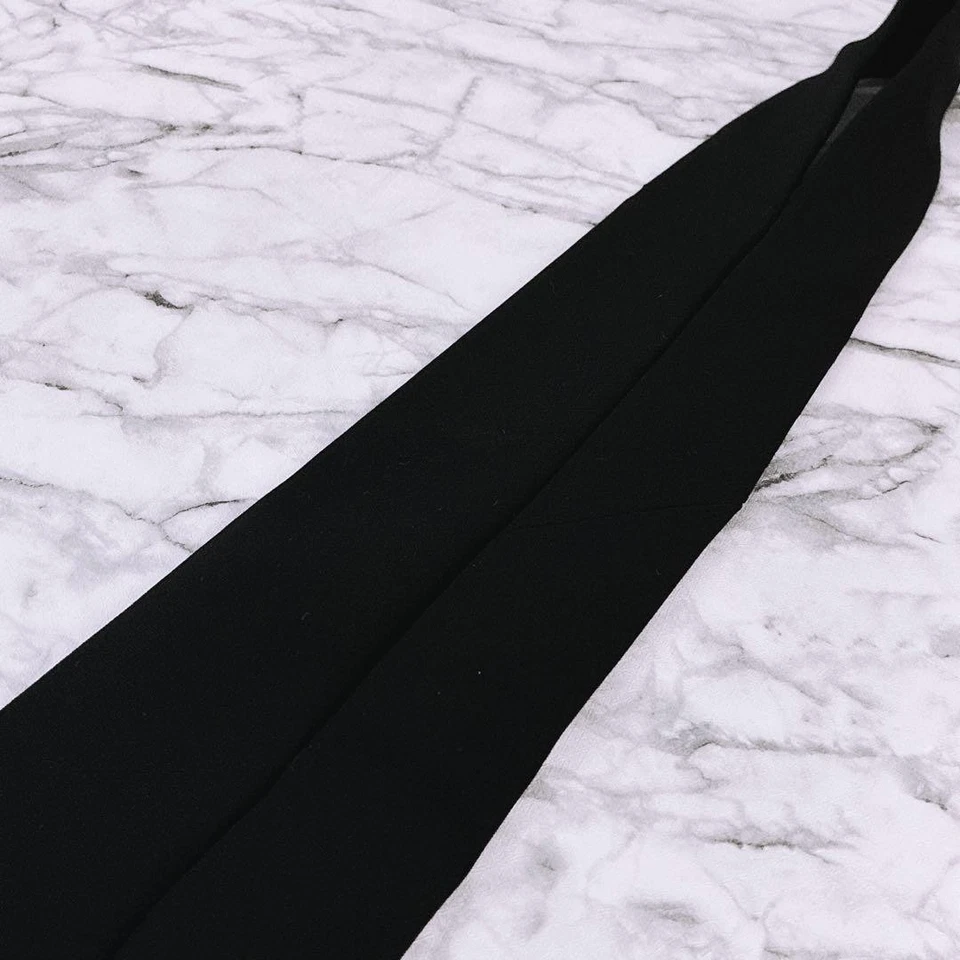 Corbata Gucci Cuello Nueva Sin Usar Negra Color Sólido 100% Seda Con Caja Hecha en Italia Foto 4 de 4