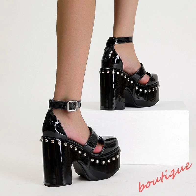 Sandalias con correa para el tobillo y tachuelas de tacón bloque de charol para mujer Foto 3 de 4