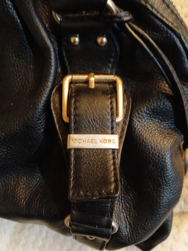 Bolso de Mano Michael Kors Cuero Negro Cartera Acentos Dorados Tachonado Cierre de Cremallera Foto 3 de 4