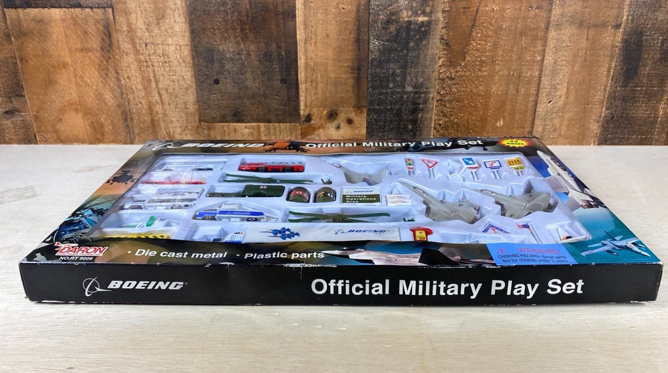 Daron Realtoy RT 9006 Boeing Offical Military Play Set New Sealed (worn box) - Image 3 of 4