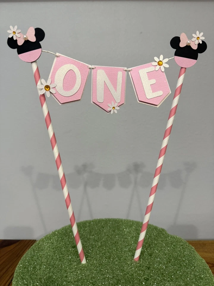 Banner de pastel de cumpleaños Minnie inspirado en Disney "UNO" rosa con margarita Foto 2 de 4