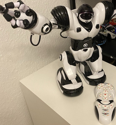 WowWee Robosapien Spielzeug-Roboter mit Fernbedienung, weiß-schwarz