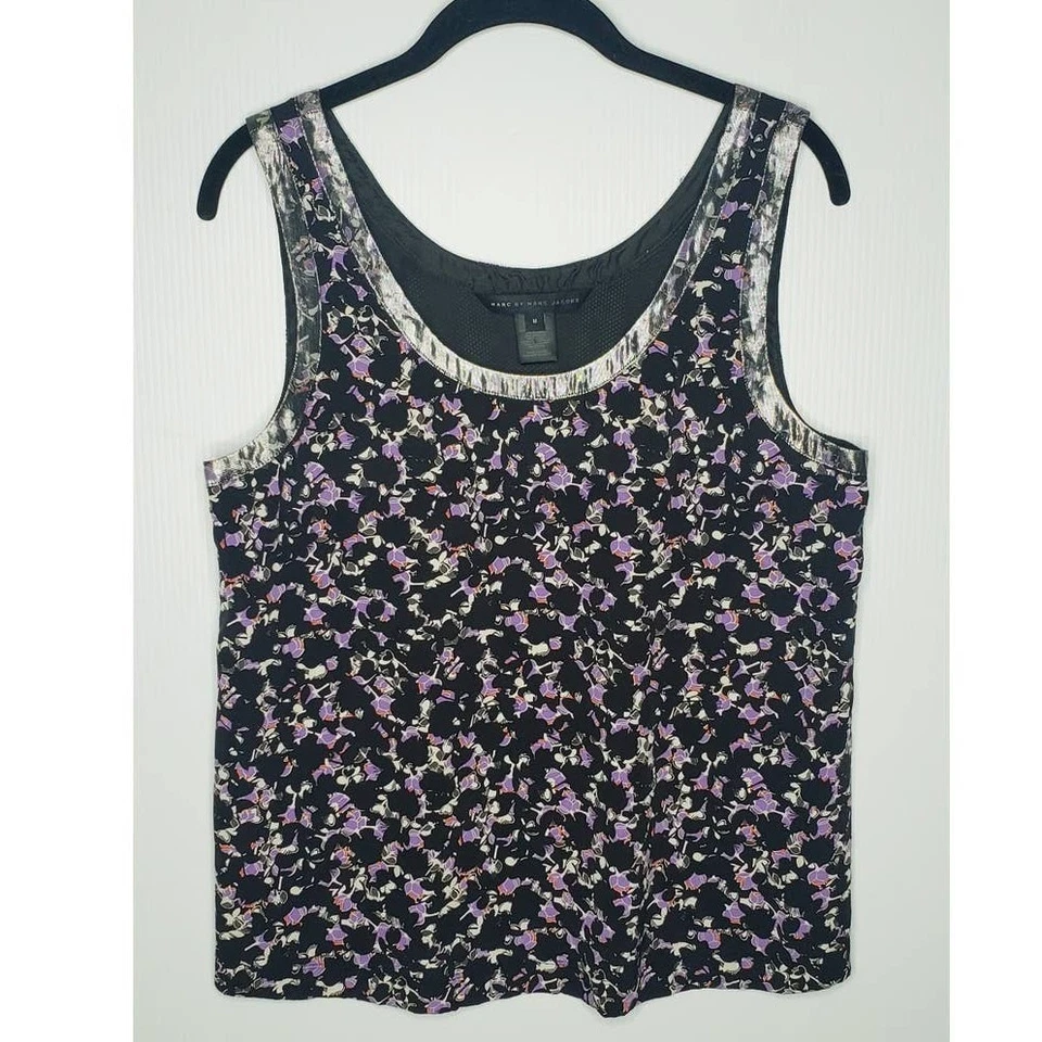 Camiseta sin mangas Marc by Marc Jacobs Revolve Resort con estampado Exeter seda carcasa metálica mediana Foto 3 de 4