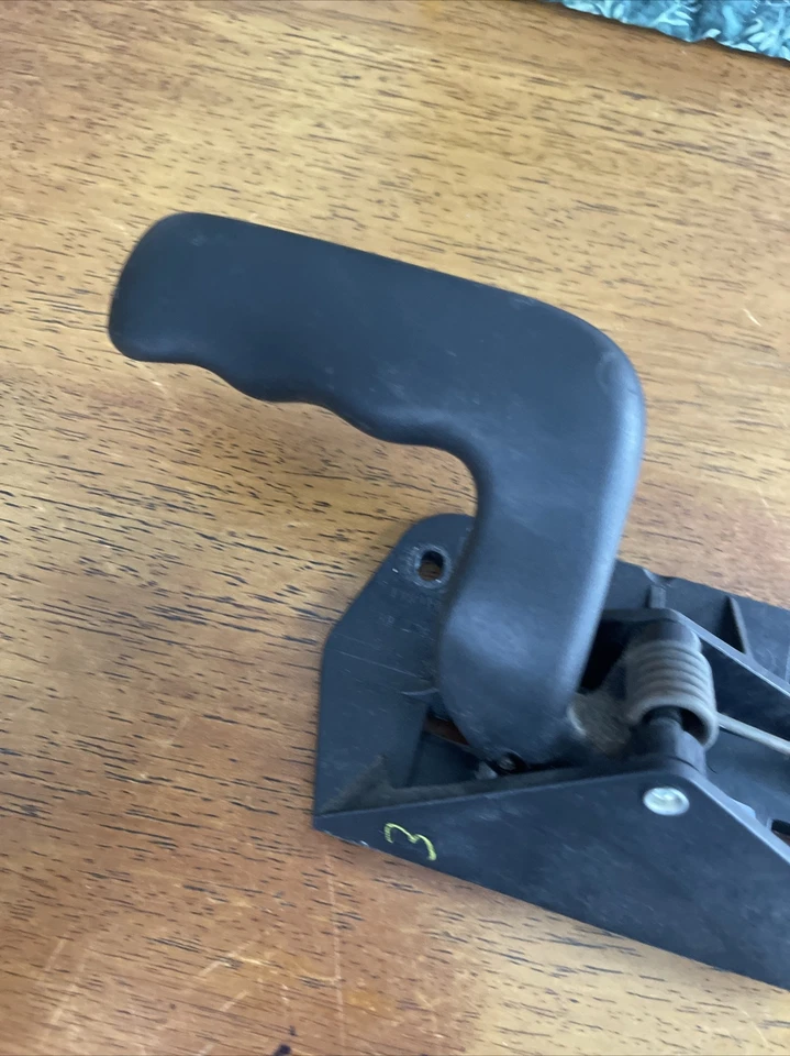 2003 - 2007 CHEVROLET SILVERADO 1500 2500 3500 DOOR HANDLE INNER FRONT RIGHT OEM - Image 2 of 4