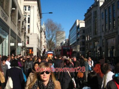 FOTO SAMSTAG NACHMITTAG IN DER OXFORD STREET WAHRSCHEINLICH DIE ERSTE EINKAUFSSTRASSE