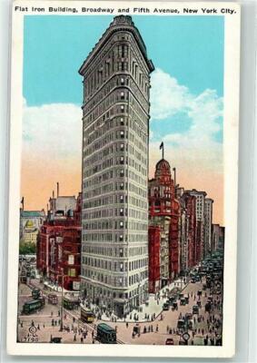 39351338 - New York City Flat Iron Building Broadway and Fith Avenue Tram
