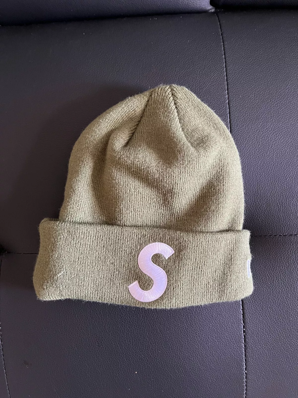 Supreme New Era S Logo Beanie vert légèrement utilisé taille unique