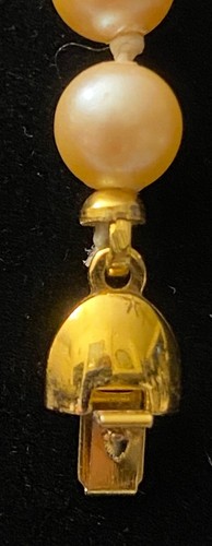 Collana di perle opalescenti pesca pallida firmata Monet vintage con chiusura dorata 19,5" - Foto 6 di 6