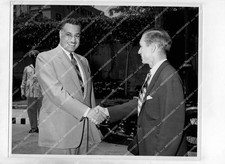 o69320 circa 1957 orig photo politics Egyptian Pres Gamal Abdel Nasser shaking h
