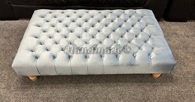 Handgefertigter Luxus 4 Fuß gepolsterter Fußhocker osmanischer Poufyhocker Chesterfield Fußstütze 