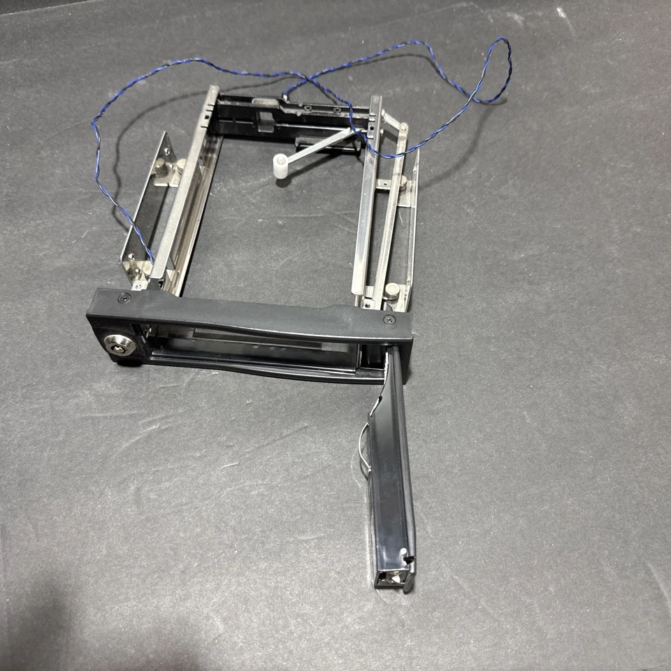 StarTech.com Rack móvil de intercambio en caliente sin bandeja de 5,25 pulgadas para disco duro de 3,5 pulgadas Foto 3 de 4