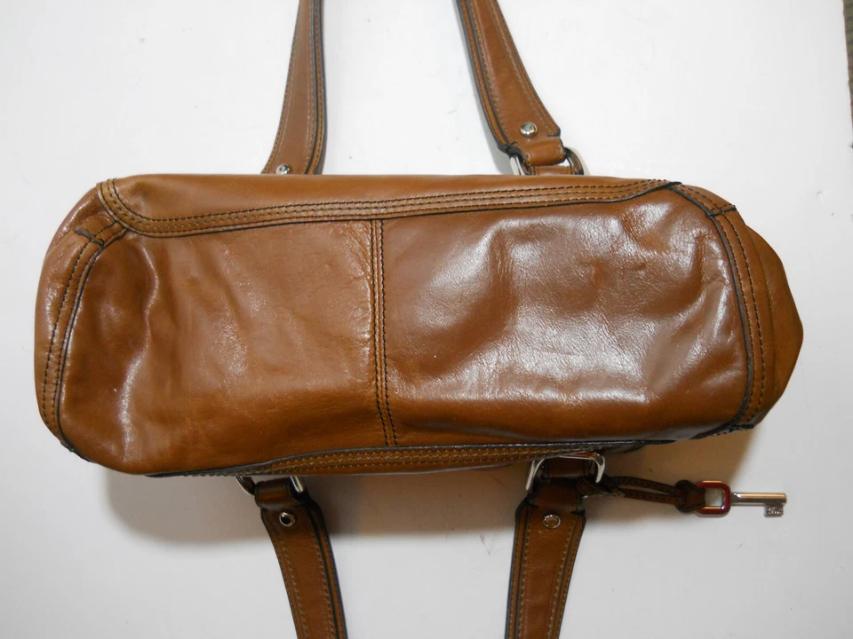 Bolso de hombro/transporte Fossil único de cuero tostado resistente grande con múltiples compartimentos Foto 3 de 4