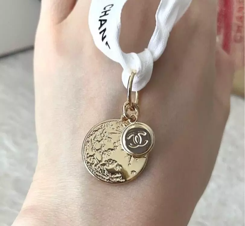 Diy chanel on sale button necklace