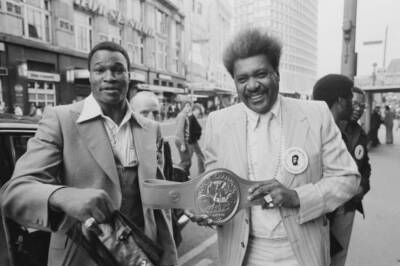 Heavyweight Boxer Larry Holmes With Boxing Promoter Don King 1978 OLD PHOTO