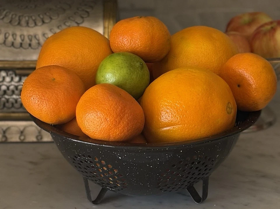 Vintage Collectible Decorative Black & White Speckled Enamelware Colander - Image 3 of 4