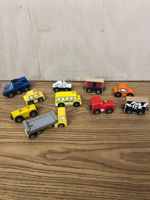 10 Wooden Wood Railway Train Engine Magnetic Car Mixed Lot Trains & Acessories
