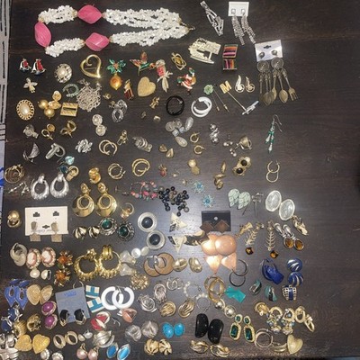 Vintage Goldtone Jewlery Drop Dangle  Some Signed Monet & More 118 Pair & 22  